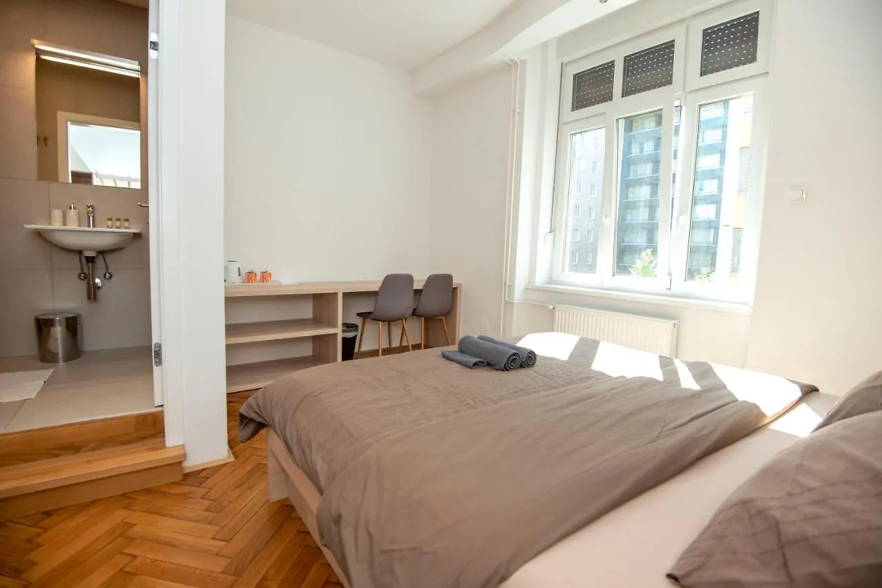 Viva Rooms Любляна 2*,