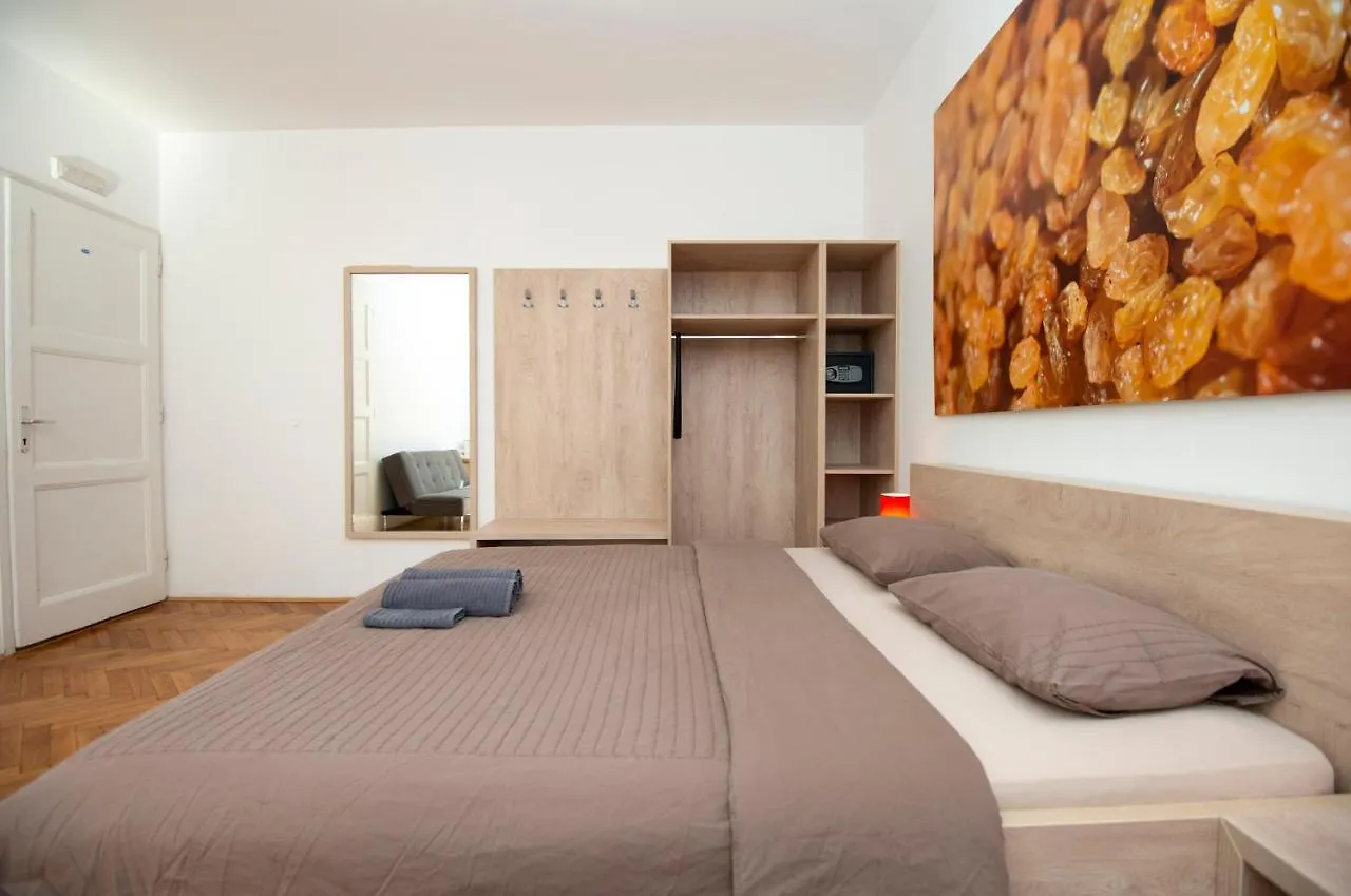 Viva Rooms Любляна 2*,